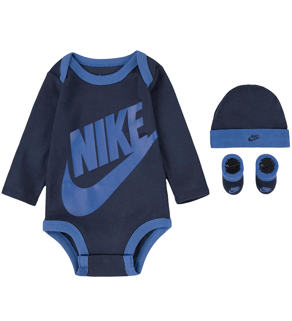 Nike Geschenkbox - Krabbelschuhe/Mütze/Body l/ä- Midnight Navy/B - Nike - 6-12 mt - Body L/Ä Nike Geschenkbox - Krabbelschuhe/Mütze/Body l/ä- Midnight Navy/B - Nike - 6-12 mt - Body L/Ä von Nike