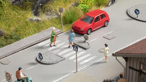 NOCH® Straßen-Deko-Set, realistische Straßen für Modelleisenbahn H0, inkl. Bordsteinkanten und Straßenschildern von Noch