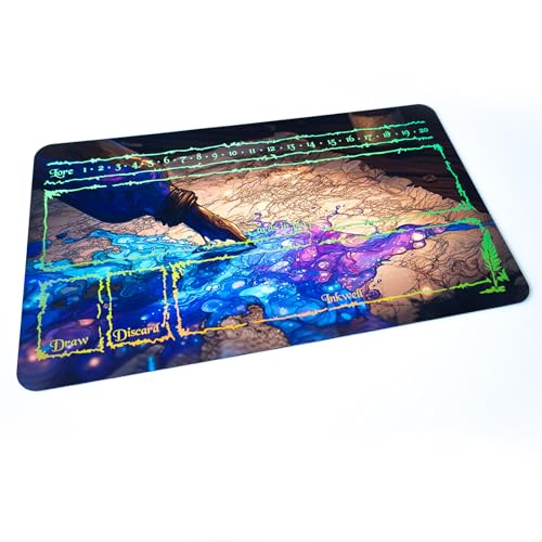 Magic Quill – Gummimatte kompatibel mit Lorcana TCG 61 x 35 cm mit holografischer Folienbeschichtung Magic Quill – Gummimatte kompatibel mit Lorcana TCG 61 x 35 cm mit holografischer Folienbeschichtung von PLAYMATS