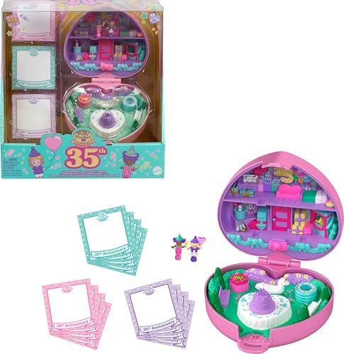 Polly Pocket Puppen und Spielset, Sammler Nostalgie Schatulle, 35. Geburtstag Party-Stempel Schatulle mit 2 Puppen, 3 Party-Stempeln und 12 Karten, HWP20 von Polly Pocket