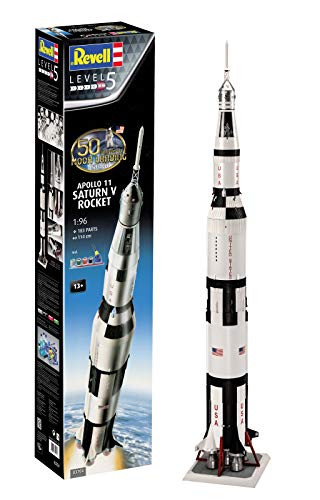 Revell Saturn V Modellbausatz I Maßstab 1:96 I 183 Teile I Nachbau der historischen Saturn V I Die bedeutendste Reise der Menschheit I inkl. Startplattform I Geschenkset inkl Farben und Kleber von Revell