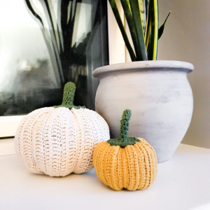 Crocheted Pumpkin by Rito Krea - Häkelmuster mit Kit Kürbis - Hæklede Græskar af Rito Krea - Græskar Hækleopskrift - begge størrelser von Rito Krea