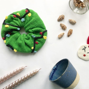 Weihnachtsbaum-Scrunchie von Rito Krea - Scrunchie Strickanleitung - Juletræsscrunchie von Rito Krea