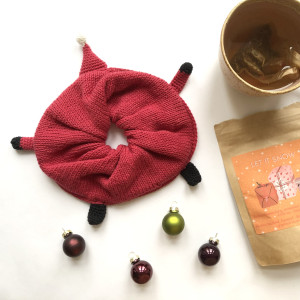 gedrehte Weihnachts-Scrunchie von Rito Krea - Scrunchie Strickanleitun - Scrunchue von Rito Krea