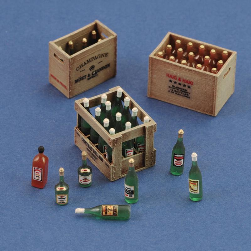 Champagne, cognac e wine bottles with crates von Royal Model