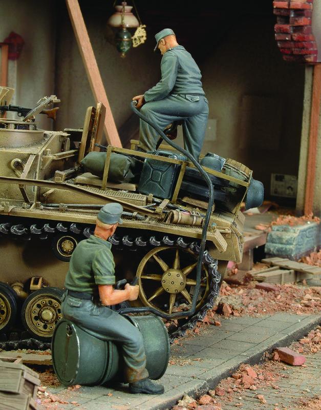 German crew refuelling tank-2 fig.-WWII von Royal Model