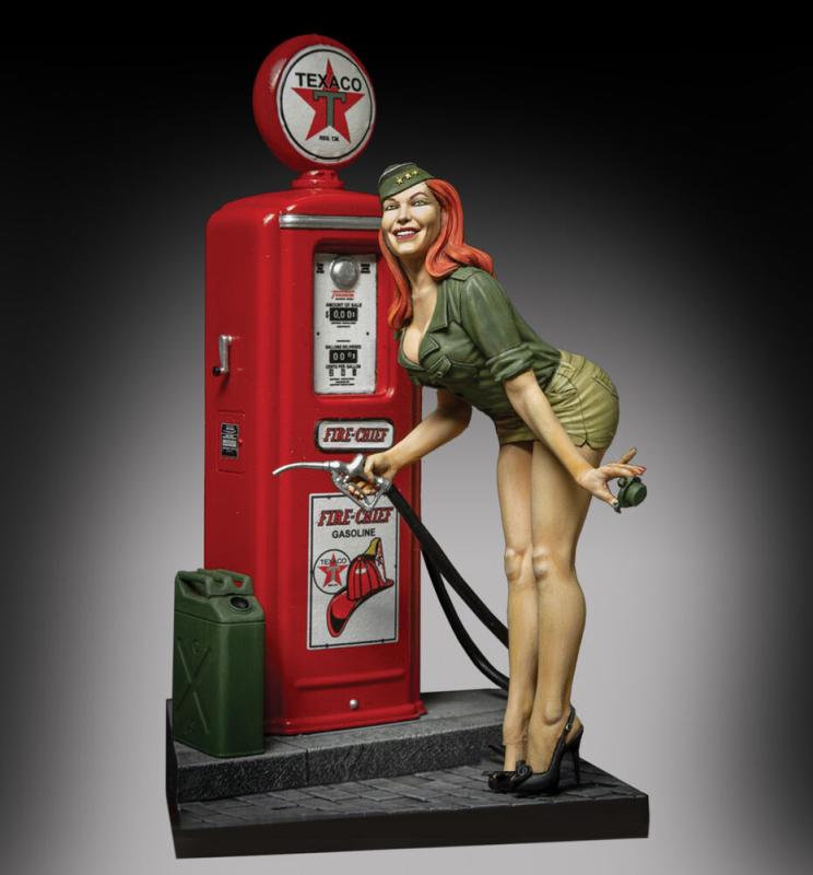 Pin-up at the gas pump (75mm) von Royal Model