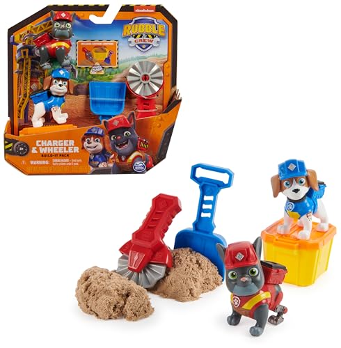 Rubble & Crew – Actionfiguren-Set mit Charger & Wheeler Hundefiguren, 2 Bauspielzeugen und 85g Kinetic Sand Build-it-Sand, Spielzeug geeignet für Kinder ab 3 Jahren von Rubble & Crew