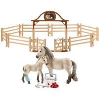 SCHLEICH 72242 HORSE CLUB Ostern 2024: 2-in-1 HORSE CLUB Set - Hannahs Erste-Hilfe-Set & Pferdekoppel mit Eingangstor von SCHLEICH® HORSE CLUB