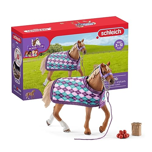 schleich HORSE CLUB 42360 5-Teiliges Pferde Figuren Set Englisches Vollblut - Realistische Turnierpferd Pferde Figur mit Zubehör wie Satteldecke, Leine, Äpfeln - Kreatives Pferde Spielzeug ab 5 Jahren von SCHLEICH