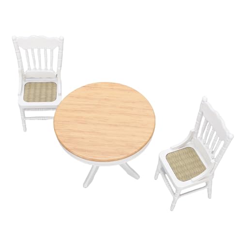 SPYMINNPOO 1:12 Dollhouse ESS -Set, 3 PC -Holzminiaturtisch und Stühle, für Realistische Puppenhausdekoration SPYMINNPOO 1:12 Dollhouse ESS -Set, 3 PC -Holzminiaturtisch und Stühle, für Realistische Puppenhausdekoration von SPYMINNPOO