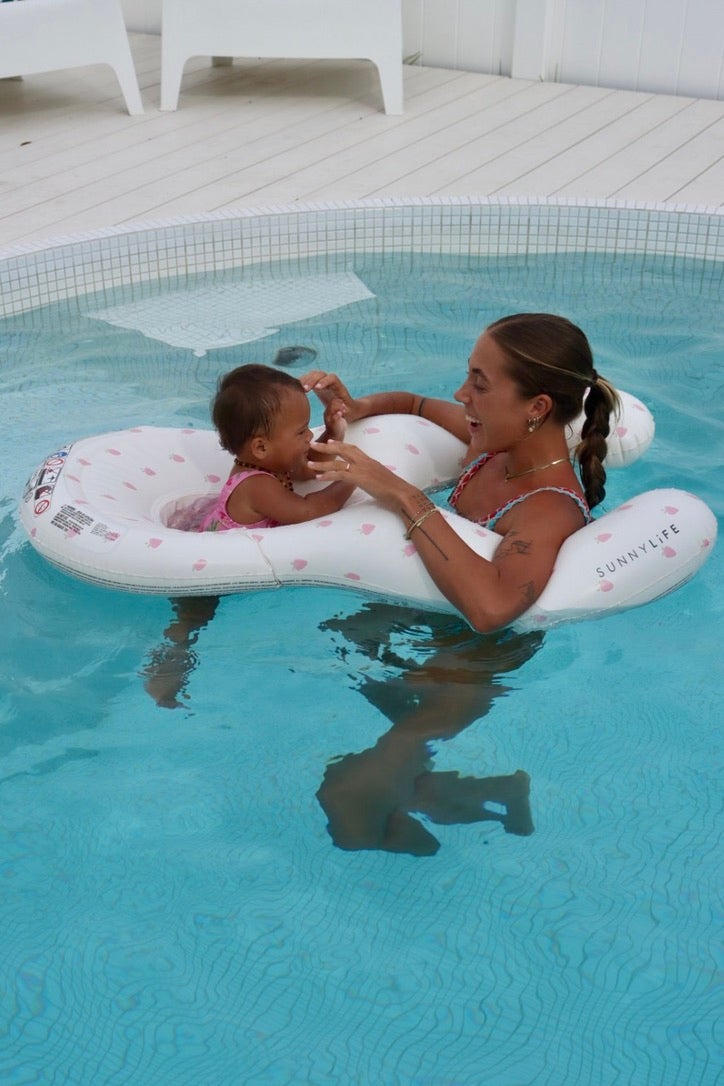 SUNNYLiFE Baby Float Together Aufblasbare Luftmatratze, Strawberry Sunshine SUNNYLiFE Baby Float Together Aufblasbare Luftmatratze, Strawberry Sunshine von SUNNYLiFE