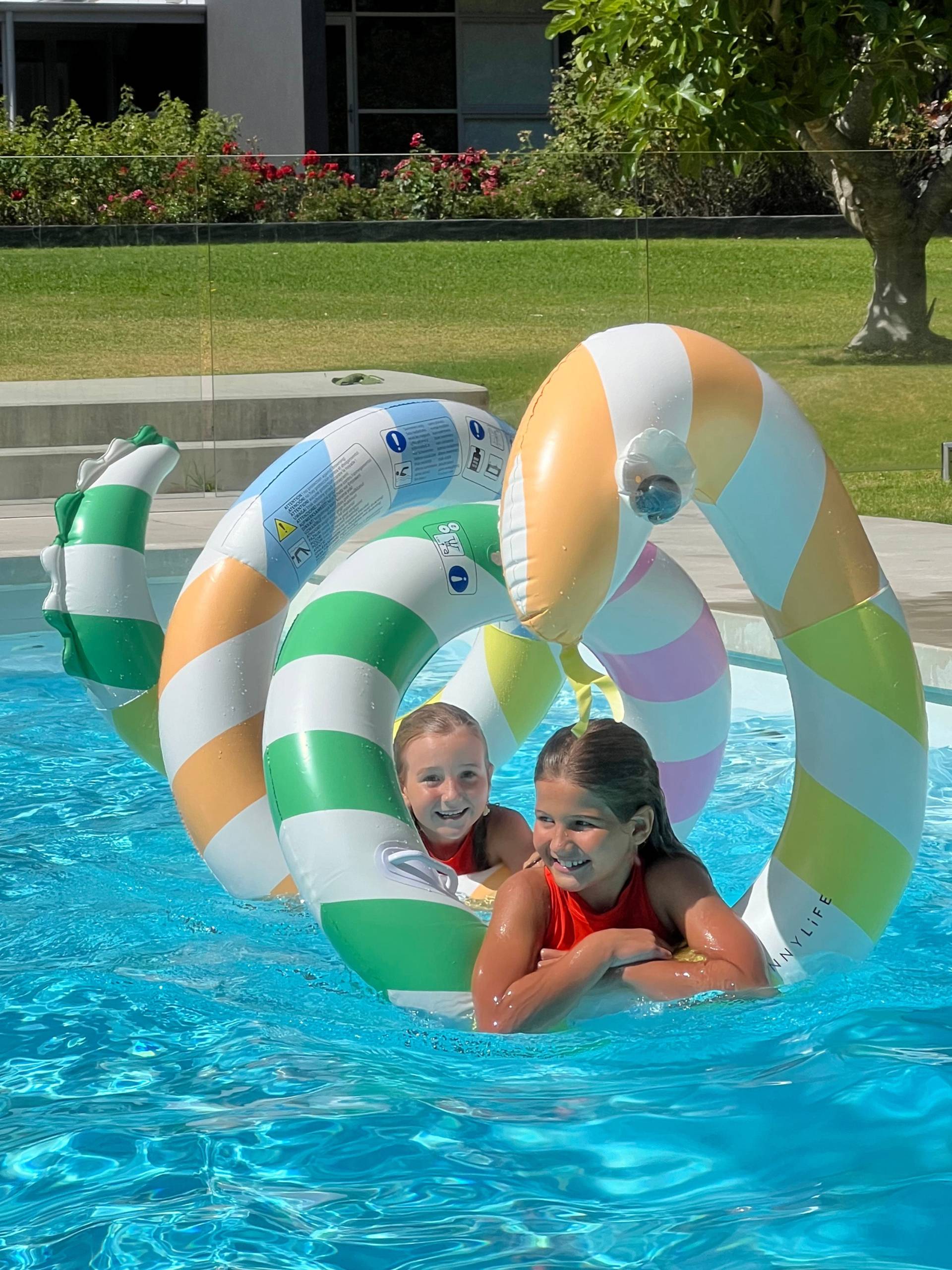 SUNNYLiFE Großes Schwimmendes Spielzeug, Poolside Sorbet Stripe SUNNYLiFE Großes Schwimmendes Spielzeug, Poolside Sorbet Stripe von SUNNYLiFE