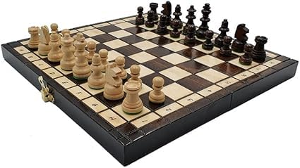 SZACHY-SZAFRANIEC - Schachspiel - Reise-Schach - Klappbrett | 27x27 cm | aus Holz & 32 Schachfiguren - Chess Set von SZACHY-SZAFRANIEC