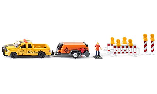 siku 3505, RAM 1500 Pick-up mit Kompressoranhänger, Schranken und Figur, 1:50, Metall/Kunststoff, Gelb/Orange, Inkl. Spielfigur und Absperrungen von Siku