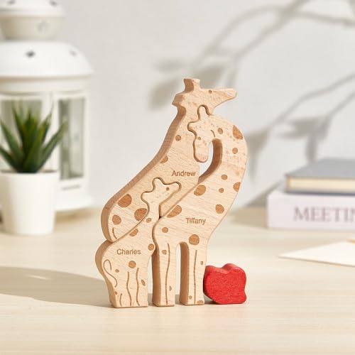 Personalisiertes Holzkunstpuzzle der Giraffefamilie mit Weihnachtsmütze, Holz Giraffe Skulpturen Desktop Ornament Weihnachts Home Tischdekoration, Geschenk für Familie, Oma, Opa Mama, Papa von Smile lab