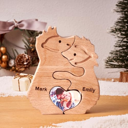 Personalisiertes Holzkunstpuzzle der Igelfamilie mit Weihnachtsmütze und1-8 Namen, Holz Igel Skulpturen Desktop Ornament Weihnachts Home Tischdekoration, Geschenk für Familie, Oma, Opa Mama, Papa von Smile lab