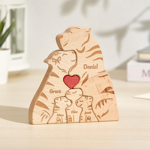 Personalisiertes Holzkunstpuzzle der Tigerfamilie mit Weihnachtsmütze und1-8 Namen, Holz Tiger Skulpturen Desktop Ornament Weihnachts Home Tischdekoration, Geschenk für Familie, Oma, Opa Mama, Papa von Smile lab