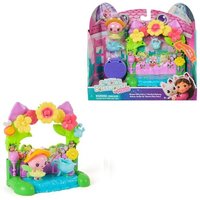 Gabby’s Dollhouse: Der Film – Queen Kitty Fees Kristall Garten Balkon, mit Spielfigur & Zubehör Gabby’s Dollhouse: Der Film – Queen Kitty Fees Kristall Garten Balkon, mit Spielfigur & Zubehör von Amigo Spiel und Freizeit