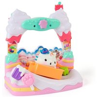 Gabby’s Dollhouse: Der Film – Balkon-Spielset mit Katzenfigur, Spielset mit Spielfigur & Puppenhaus-Zubehör Gabby’s Dollhouse: Der Film – Balkon-Spielset mit Katzenfigur, Spielset mit Spielfigur & Puppenhaus-Zubehör von Amigo Spiel und Freizeit