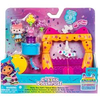 Gabby's Dollhouse, Balkon-Spielset Baby Box Talentwettbewerb, 8-teiliges Set mit Katzenfigur und Zubehörteilen von Spin Master International B.V.