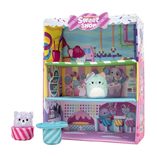 Squishville by Squishmallows SQM0341 Stil 4 Spielset mit 5,1 cm Priya der Violette Panda, Tres'zure die blaugrüne Katze & Bistrotisch und Stuhl – Spielzeug für Kinder, Sweet Shop von Squishville