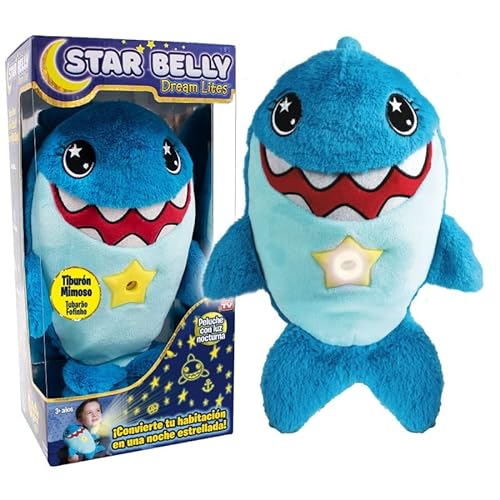 Star Belly Dream Lites Plüsch Hai Projektiert einen Himmel der bunten Sterne in den Raum. von Star Belly Dream Lites