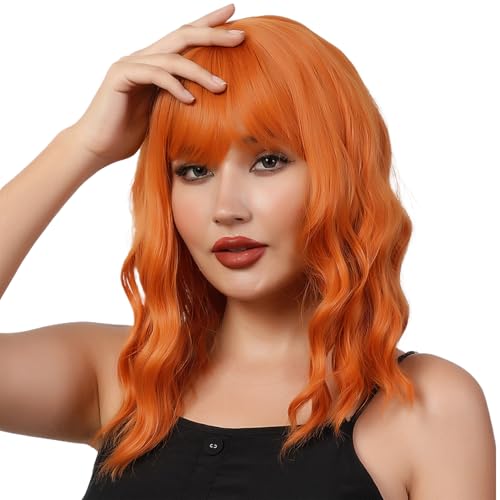 Perücken für Frauen, lockige orangerote Perücke mit Pony, natürliche 35,6 cm Lange Perücken mit atmungsaktivem Haarnetz, schneidbare DIY-freundliche Haarteile für Styling, Cosplay, Halloween, lockige von SunaOmni