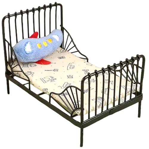 Puppenhausbett, Maßstab 1:12, realistisches Puppenbett aus Metall mit Matratze und süßem Kissen, dekorative Puppenhausmöbel für DIY-Einstellungen, Puppenhauszubehör, Puppenbett, Puppenhausmöbel von SunaOmni