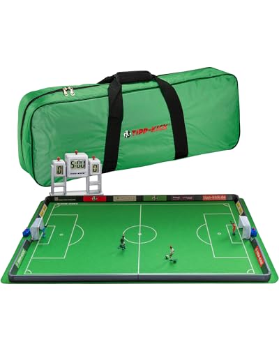 TIPP-KICK Super Cup Deutschland Set: 1x extra großes Spielfeld mit Bande, 2X Top Kicker, 2X Torwart „Toni“, 2X Netztor, 2X Ball, 1x Halbzeituhr, 1x Soundchip Sport-Tasche von TIPP-KICK