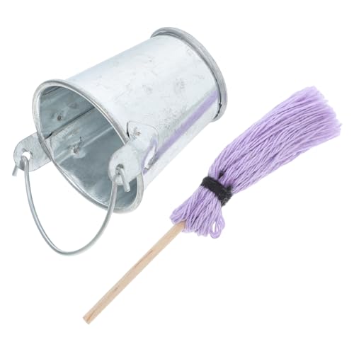 TOBBOMEY Miniatur Mopp Eimer Puppenhaus Zubehör Handgefertigt DIY Material Realistisches Mini Wischmop mit Vintage Metallkübel für Dekoration Fotografie und Kreative Szenen TOBBOMEY Miniatur Mopp Eimer Puppenhaus Zubehör Handgefertigt DIY Material Realistisches Mini Wischmop mit Vintage Metallkübel für Dekoration Fotografie und Kreative Szenen von TOBBOMEY