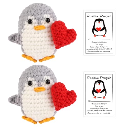 TOYMIS 2 Stück Positiver Herz Pinguin mit Karten, Gehäkelte Tierwollepuppe Gestrickter Positiver Pinguin mit Herz für Inspirierende Geschenk Party Dekoration von TOYMIS