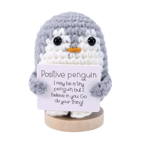 TOYMIS Lustiger Positiver Pinguin, 6cm Gehäkelte Pinguin Puppe mit Positiver Karte und Holzsockel Gestrickter Pinguin Unterstützung Positive Kartoffeln Ermutigungsgeschenke für Freunde (Grau) von TOYMIS