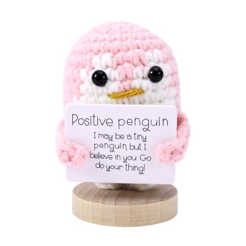 TOYMIS Lustiger Positiver Pinguin, 6cm Gehäkelte Pinguin Puppe mit Positiver Karte und Holzsockel Gestrickter Pinguin Unterstützung Positive Kartoffeln Ermutigungsgeschenke für Freunde (Rosa) von TOYMIS