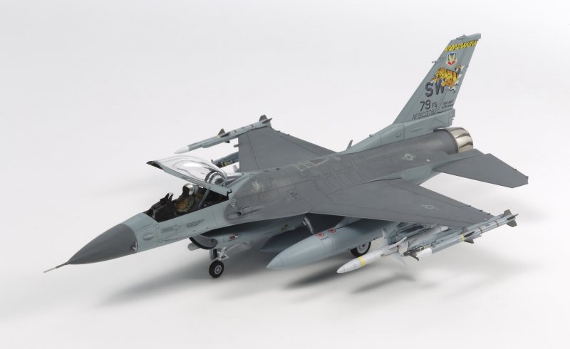 F-16CJ Fighting Falcon mit Zurüstteilen von Tamiya