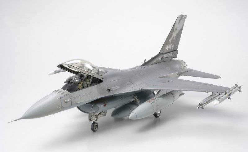 Lockheed Martin F16C Block 25/32 Fighting Falcon ANG von Tamiya