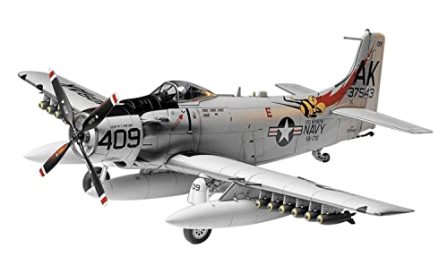 TAMIYA 300061058 - 1:48 WWII USN Douglas A1-H Skyraider, Mittel, Navy Blue von TAMIYA