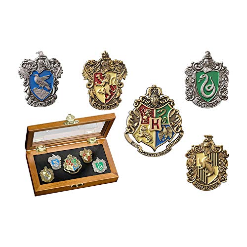 The Noble Collection Hogwarts House Pins by Set of 5 Metal, Hand-Enamelled House Pin Badges Supplied in a Wooden Display Case - Officially Licensed Harry Potter Movie Collectable von The Noble Collection