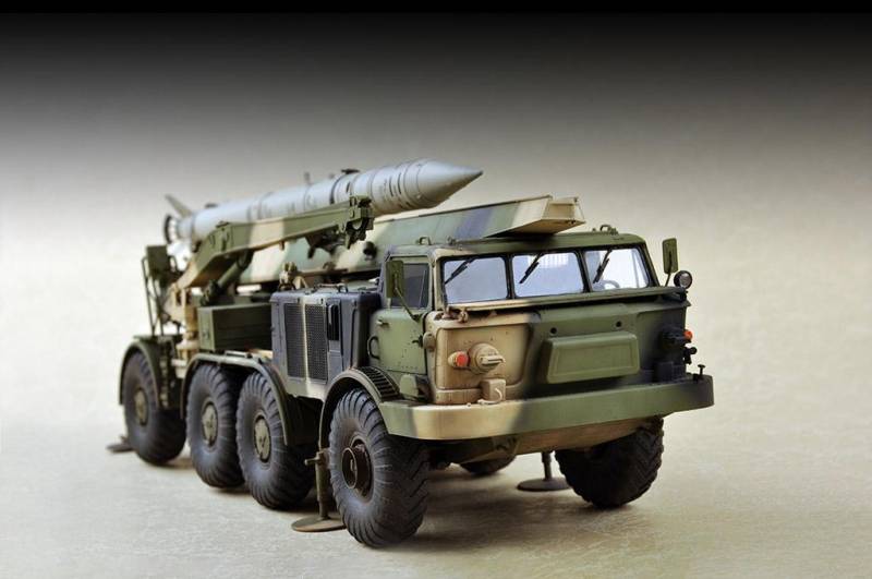 Rus. 9P113TELw/9M21 Rocket of9K52 Luna-M Short-range artillery von Trumpeter