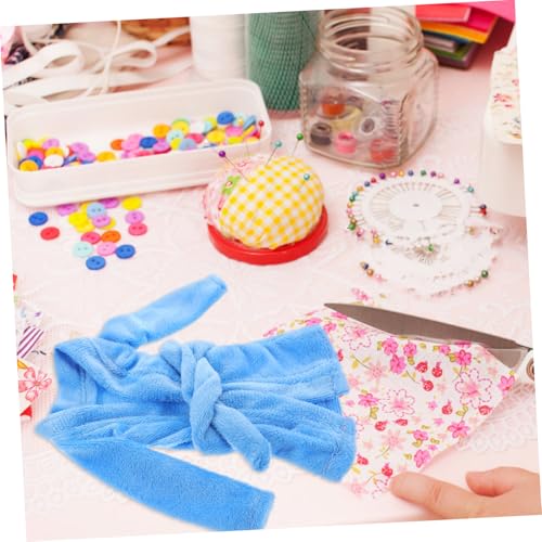 UKCOCO Miniatur Puppen Bademantel Outfit Weiches Kleidungszubehör für Puppenhaus Elegant Hellblaues Bademantel Kostüm Leichtes und Bequemes Puppenkleidungsaccessoire UKCOCO Miniatur Puppen Bademantel Outfit Weiches Kleidungszubehör für Puppenhaus Elegant Hellblaues Bademantel Kostüm Leichtes und Bequemes Puppenkleidungsaccessoire von UKCOCO