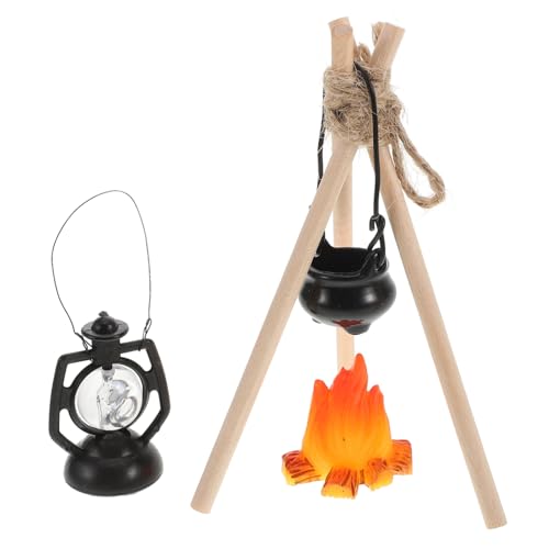 UKCOCO Miniatur mit Holzgestell und Hängekochtopf Mini Haus Zubehör für Puppenhaus Fotografie Requisiten Detailreiche Camping Szene Dekoration für Kreative Miniaturwelten UKCOCO Miniatur mit Holzgestell und Hängekochtopf Mini Haus Zubehör für Puppenhaus Fotografie Requisiten Detailreiche Camping Szene Dekoration für Kreative Miniaturwelten von UKCOCO