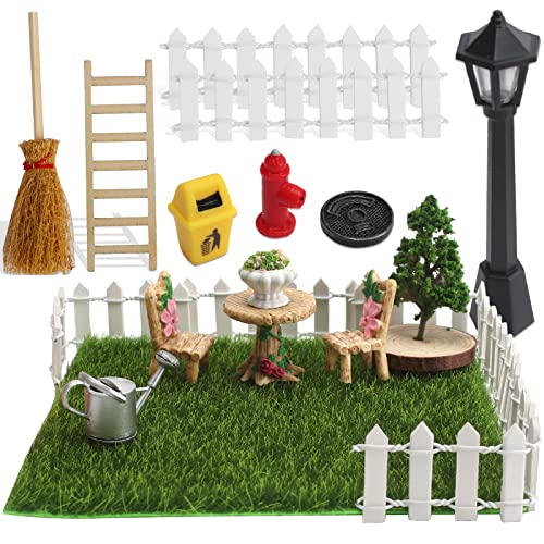 17Pcs Miniatur Garten Zubehör,Miniatur Kunstrasen Gartenmöbel Straßenlaterne Gartenzaune Besen Leiter Pflanze Hydrant Mülltonne Gießkanne,Mini Garten Dekoration Set für Kinder Jungen Erwachsene von UMILKI