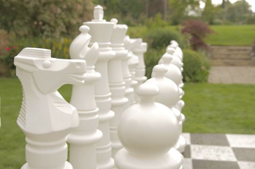 Ubergames 124 cm Garten Schach - Schachfiguren aus langlebigem PVC - für Freiland, Parks & Veranstaltungen - Detailliert & Perfekt - Ab 6 Jahren von Uber Games