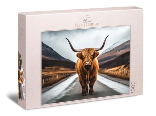 Ulmer Puzzleschmiede - 1000 Teile Tier-Puzzle „Highland Road“ - Das mächtige Hochlandrind schreitet auf der Straße nach Glencoe in den schottischen Highlands – Puzzle-Qualität Made in Germany von Ulmer Puzzleschmiede