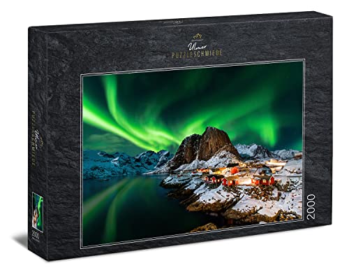 Ulmer Puzzleschmiede - Norwegen-Puzzle „Aurora Borealis - Nordlichter“ – 2000 Teile Puzzle – Puzzlemotiv der Polarlichter über dem Fischerdorf Hamnoy, Lofoten, Norwegen von Ulmer Puzzleschmiede