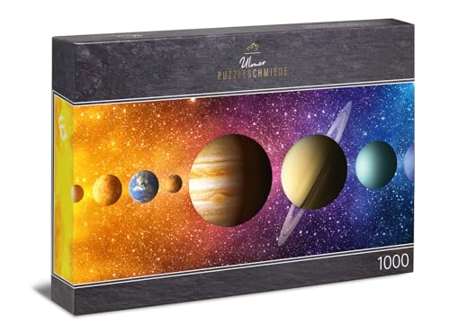 Ulmer Puzzleschmiede - Panorama 1000 Teile Puzzle „Sonnensystem“ - Sonne, Merkur, Venus, Erde, Mars, Jupiter, Saturn, Uranus, Neptun - Planeten-Motiv mit detailreichem Weltraum-Hintergrund Ulmer Puzzleschmiede - Panorama 1000 Teile Puzzle „Sonnensystem“ - Sonne, Merkur, Venus, Erde, Mars, Jupiter, Saturn, Uranus, Neptun - Planeten-Motiv mit detailreichem Weltraum-Hintergrund von Ulmer Puzzleschmiede