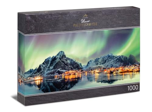 Ulmer Puzzleschmiede - Panorama-Puzzle 1000 Teile Lichtertanz des Nordens - norwegisches Puzzlemotiv mit Nordlichtern am Nachthimmel über Fischerdörfern auf Lofoten, Norwegen von Ulmer Puzzleschmiede