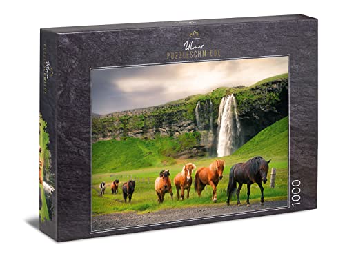 Ulmer Puzzleschmiede - Puzzle „Isländer“ - Klassisches 1000 Teile Puzzle Pferde & Landschaft - Herde Island-Pferde am Wasserfall Seljalandsfoss in Island - Puzzle Tiere & Natur Made in Germany von Ulmer Puzzleschmiede