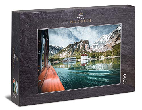 Ulmer Puzzleschmiede - Puzzle „Königssee“ - Klassisches 1000 Teile Puzzle – Puzzlemotiv aus Bayern - Königssee-Überfahrt zur Kirche St. Bartholomä vor dem Watzmann-Gebirge von Ulmer Puzzleschmiede