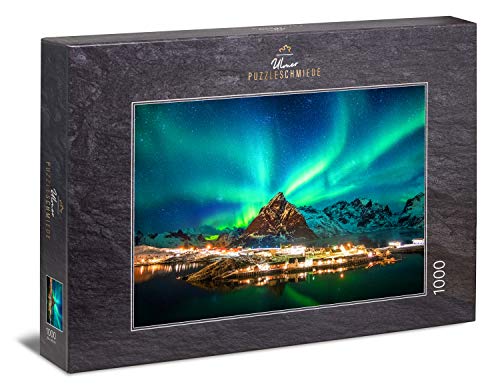 Ulmer Puzzleschmiede - Puzzle „Lichter über der Stadt“ - Klassisches 1000 Teile Puzzle – Puzzlemotiv aus Norwegen - beeindruckende Polarlichter über dem Straßenlicht norwegischer Siedlungen von Ulmer Puzzleschmiede